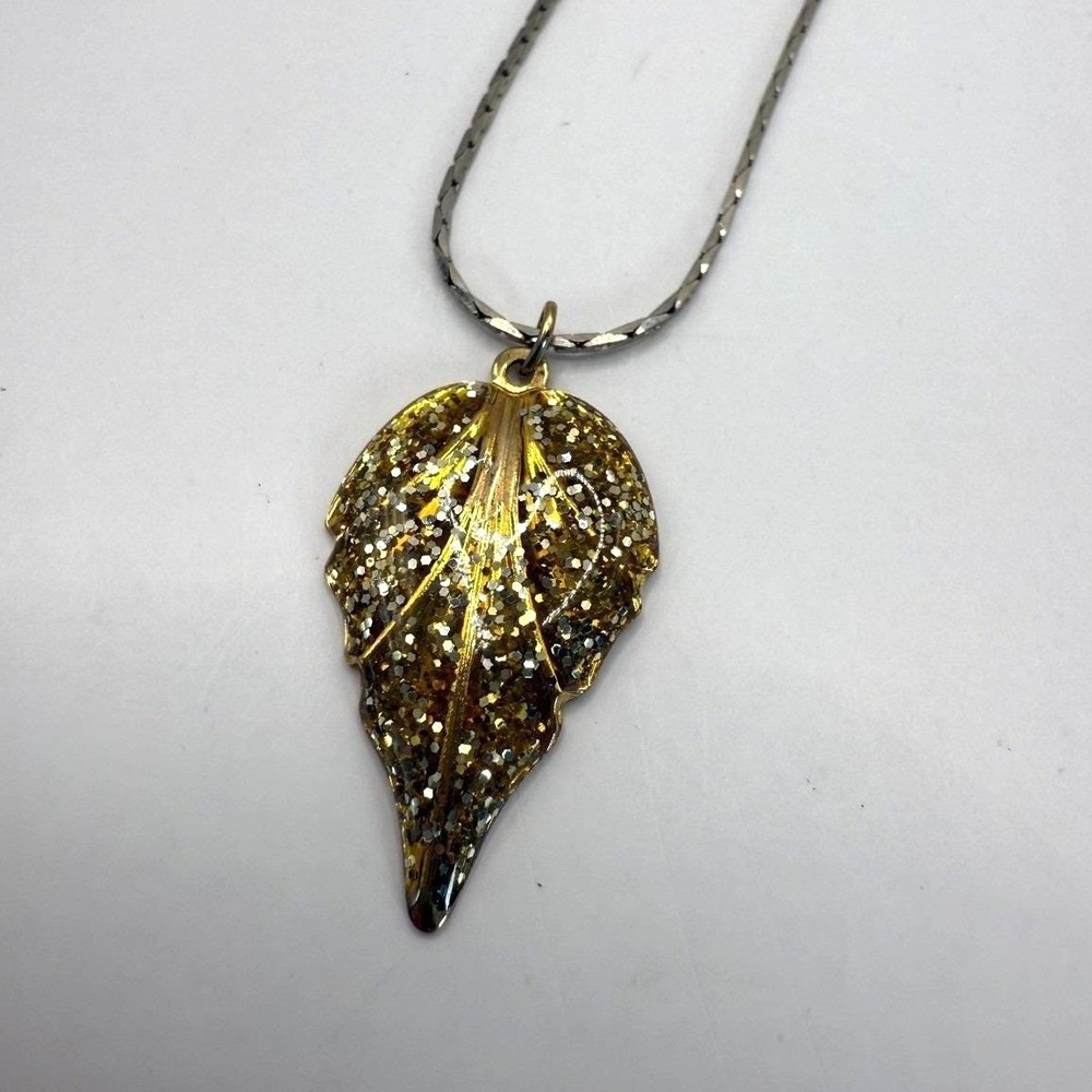 Vintage Gold Glitter Leaf Pendant Necklace – Nature Inspired Statement Jewelry